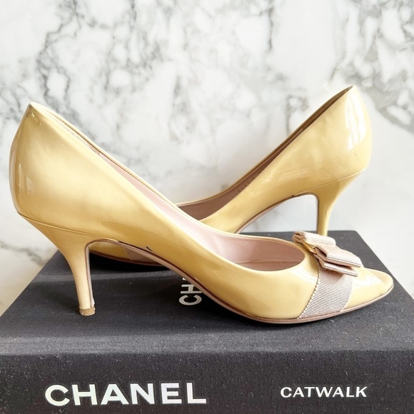 Salvatore Ferragamo Beige Patent Leather Ribes Vara Bow Peep Toe Pumps - Picture 3 of 11